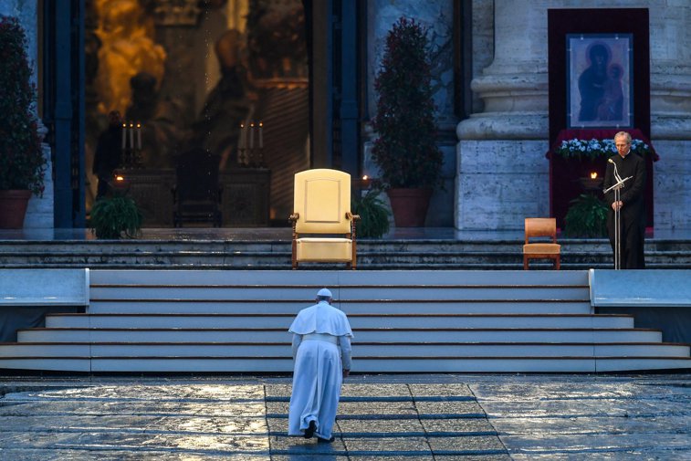 Imaginea articolului Imagini triste de la Vatican. Papa Francisc s-a rugat singur, pe ploaie, în Piaţa Sf. Petru, total pustie