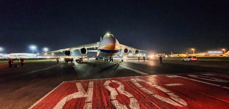 Imaginea articolului Antonov AN124, gigantul încărcat cu echipamente medicale, a aterizat azi-dimineaţă pe aeroportul Henri Coandă