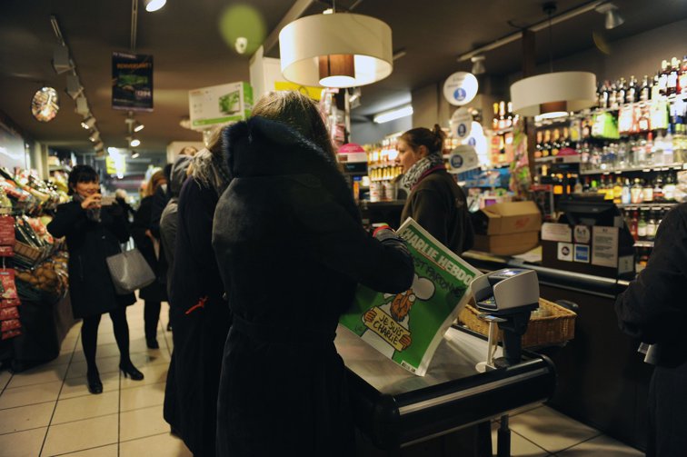 Imaginea articolului Coadă la o bancă de alimente din Paris. Peste o mie de oameni au aşteptat să primească mâncare
