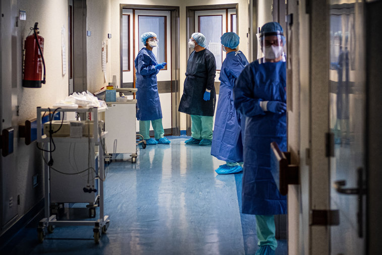 Imaginea articolului O asistentă de la Spitalul din Botoşani a murit din cauza infecţiei cu coronavirus. Avea 45 de ani şi nu suferea de nicio altă afecţiune