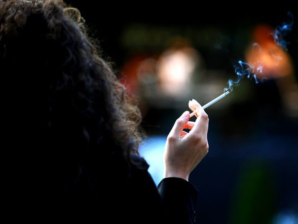 Imaginea articolului Fără ţigări la terasă. Pandemia aduce primele restricţii pentru fumători