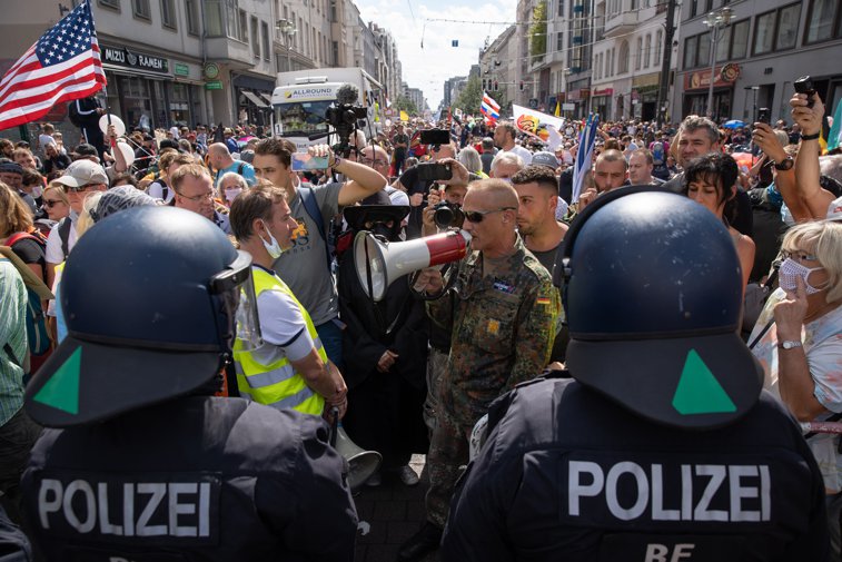 Imaginea articolului Germanii contestă regulile anti-Covid. Cât de diferite sunt de cele din România?