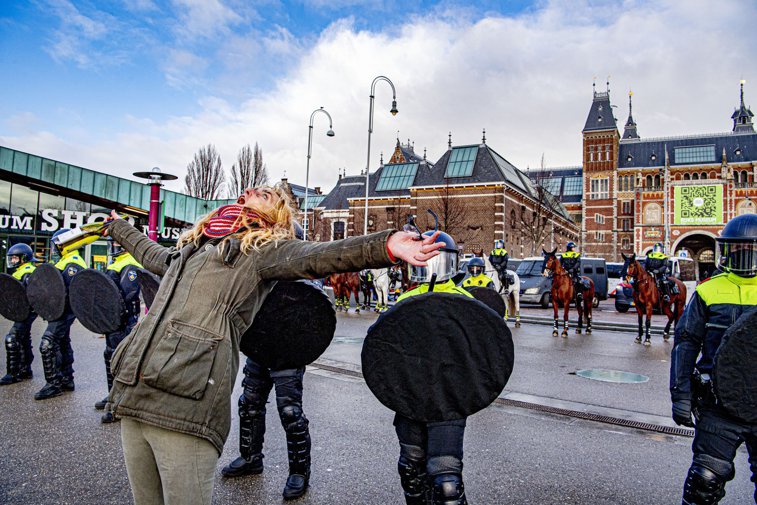 Imaginea articolului Mii de oameni au protestat în Amsterdam din cauza extinderii lockdown-ului cu încă 3 săptămâni