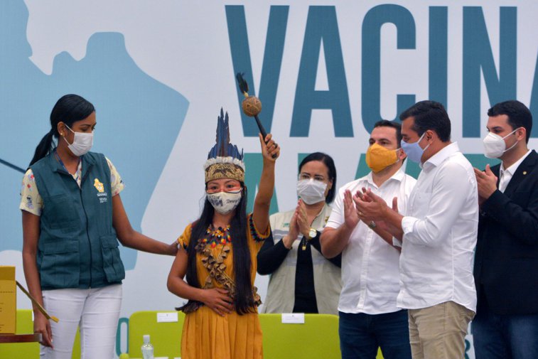 Imaginea articolului Vaccinul împotriva COVID-19 a ajuns în padurea amazoniană. Prima care s-a vaccinat este o asistentă medicală, membru tribal indigen Witoto