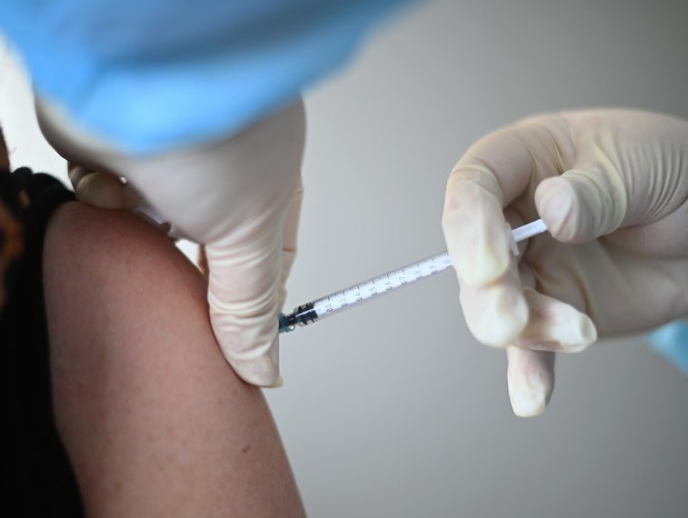 Imaginea articolului Tot mai multe persoane se îmbolnavesc de COVID-19 după prima doza de vaccin. Care sunt indicaţiile CNCAV