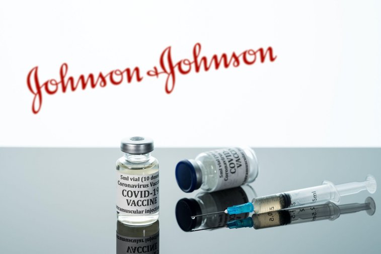 Imaginea articolului Vaccinul anti-COVID Johnson&Johnson, primul care se administrează într-o singură doză, a fost aprobat oficial în SUA