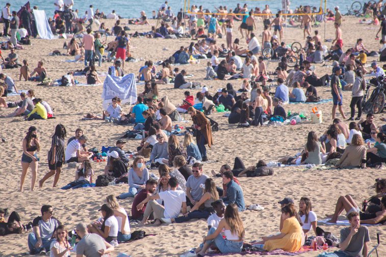 Imaginea articolului Petrecere spontană pe plajă în Barcelona, unde masca e obligatorie şi la soare. Incidentul a aprins discuţii în Spania