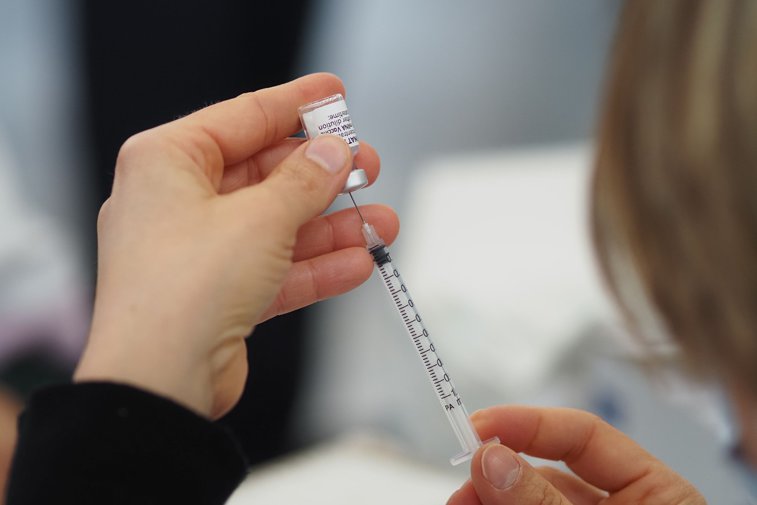 Imaginea articolului Vaccinare anti-COVID România, 5 mai. Aproape 100.000 de persoane, imunizate în ultimele 24 de ore. Reacţii adverse raportate