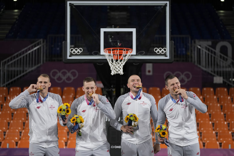 Imaginea articolului Gestul iconic de pe podiumul Jocurilor Olimpice care îi nedumereşte pe mulţi. De ce muşcă sportivii medalia? 