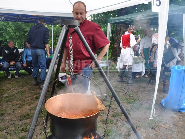 Imaginea articolului Bistriţa: Concurs internaţional de gătit gulaş, după reţete ungureşti, româneşti şi vieneze - FOTO