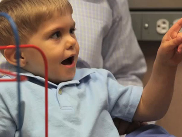 Imaginea articolului EMOŢIONANT: Cum reacţionează un băieţel surd când aude pentru prima oară vocea părinţilor - VIDEO
