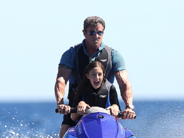 Imaginea articolului IMAGINI inedite cu Sylvester Stallone, în vacanţă la Saint Tropez alături de soţia şi fiicele lui - GALERIE FOTO