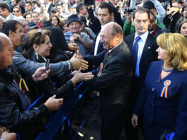 Imaginea articolului Preşedintele Băsescu şi soţia sa, la serbările de la Ţebea. Peste 5.000 de persoane, la comemorarea a 141 de ani de la moartea lui Avram Iancu
