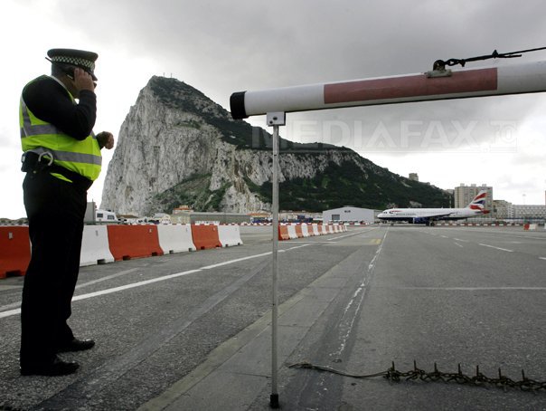 Imaginea articolului Imagini inedite: Pista aeroportului din Gibraltar traversează un drum - VIDEO, FOTO