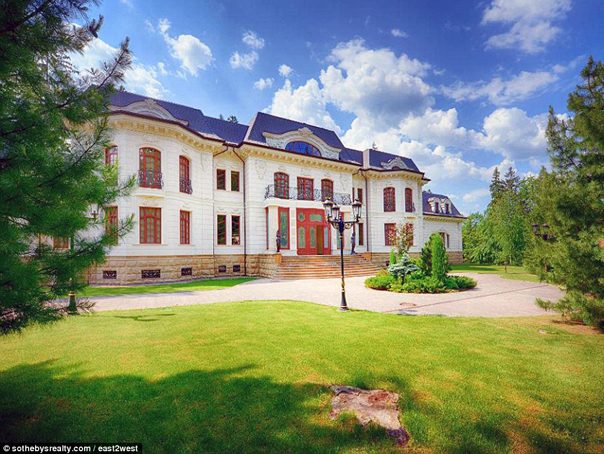 Imaginea articolului "Beverly Hills din Rusia": Cum arată palatele de lux pe care oligarhii le scot la vânzare. Unele dintre acestea costă peste o sută de milioane de dolari - GALERIE FOTO