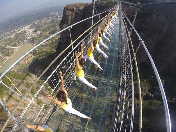 Imaginea articolului GALERIE FOTO: Şedinţă de yoga practicată de 100 de tinere pe un pod de sticlă