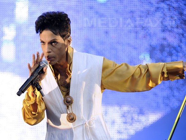 Imaginea articolului Prince se alătură artiştilor care îşi anulează turneele în Europa, după atentatele de la Paris - VIDEO