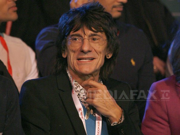 Imaginea articolului Ronnie Wood, chitaristul trupei The Rolling Stones, în vârstă de 68 de ani, va deveni tată de gemeni