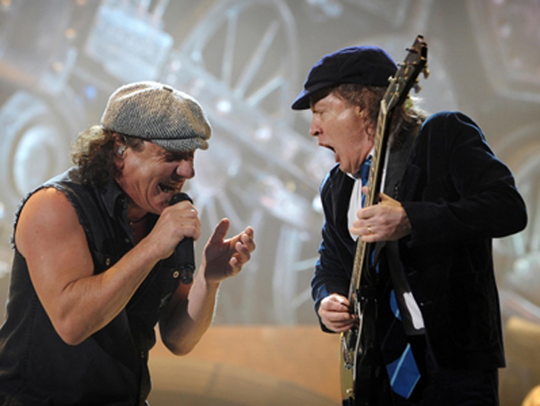 Imaginea articolului Trupa rock AC/DC şi-a anulat turneul. Solistul, Brian Johnson, este pe cale să îşi piardă auzul 