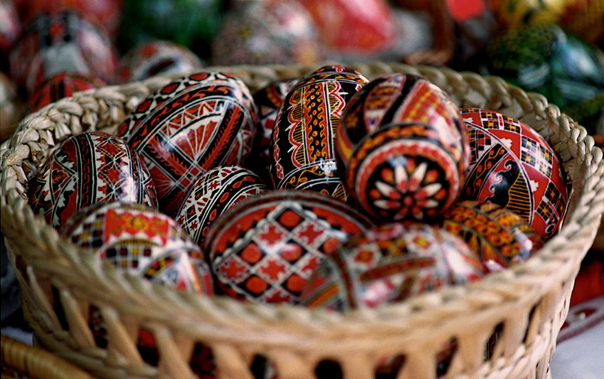 Imaginea articolului Tradiţii şi obiceiuri de Paşte: Vopsitul ouălor şi "scrierea” lor cu "tocul”, printre obiceiurile străvechi din zona Topliţei