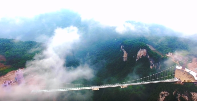 Imaginea articolului Cel mai lung pod de sticlă din lume, realizat de chinezi, va fi inaugurat la sfârşitul acestui an - VIDEO 