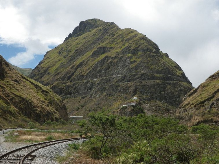 Imaginea articolului Calea ferată de pe stânca ''Nasul Diavolului'', cel mai periculos traseu feroviar din lume - GALERIE FOTO