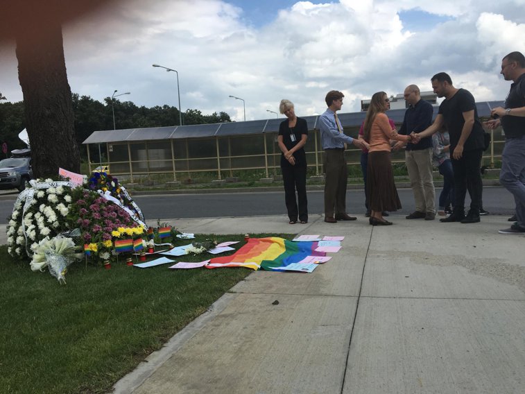 Imaginea articolului Masacrul din Florida: Membrii LGBT din România comemorează victimele.Coroane de flori la ambasada SUA - FOTO