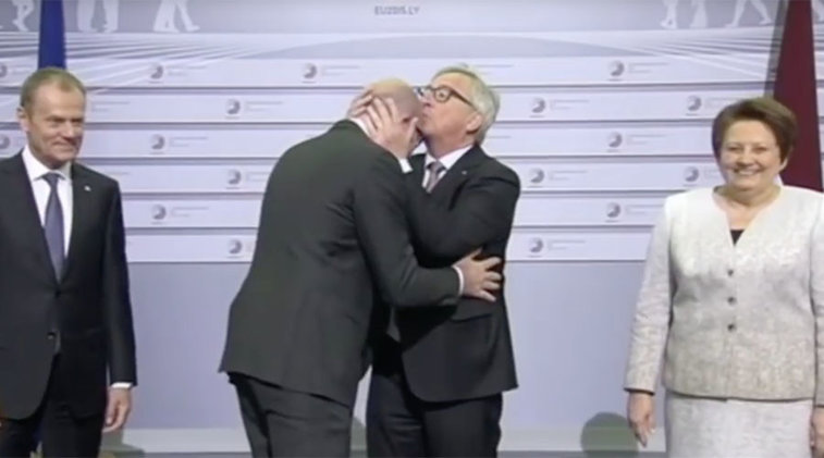 Imaginea articolului Jean-Claude Juncker, aflat într-o stare de euforie, îi pălmuieşte pe mai mulţi lideri politici în cadrul unui summit - VIDEO