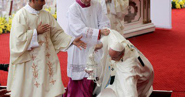 Imaginea articolului Papa Francisc a căzut în timpul unei ceremonii din Polonia, transmisă în direct - FOTO, VIDEO