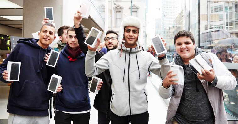 Imaginea articolului Cât de departe merge obsesia pentru iPhone 7 şi 7 Plus: Oamenii sunt plătiţi cu câteva mii de dolari pentru a sta la rând în faţa magazinelor Apple - FOTO, VIDEO