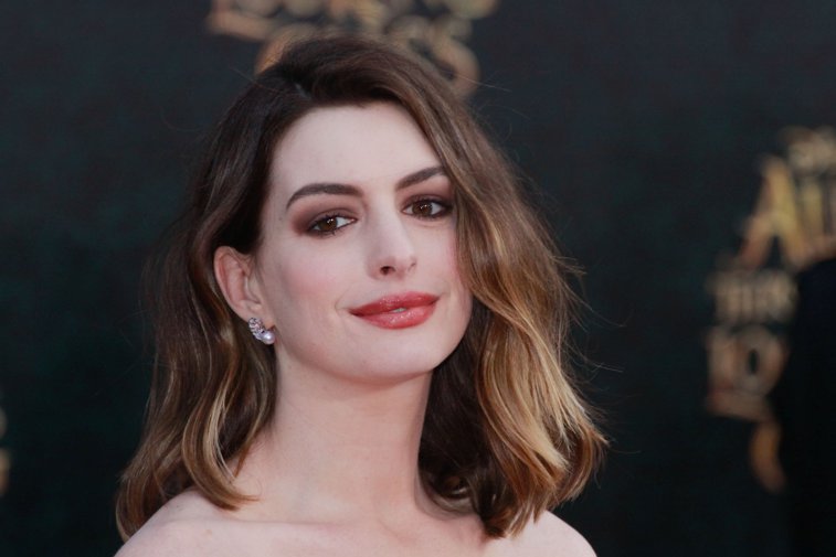 Imaginea articolului Anne Hathaway va produce o comedie romantică despre reţeaua de socializare Tinder