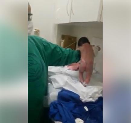 Imaginea articolului VIDEO Incredibil! Nimeni nu poate să explice cum este posibil: Un nou-născut "MERGE", la câteva minute după ce a venit pe lume