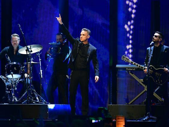 Imaginea articolului VIDEO Robbie Williams, în lacrimi pe scenă, în faţa a 50.000 de spectatori, în timpul unui omagiu adus victimelor atacului din Manchester: Toţi suntem un întreg! Noi suntem Manchester!