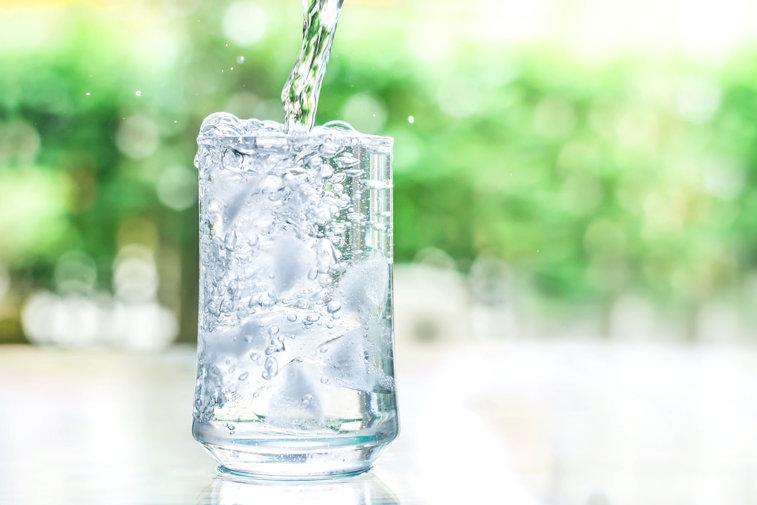 Imaginea articolului Cum calculezi câtă apă trebuie să bei pe zi