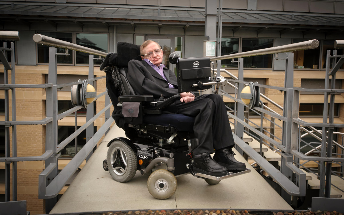 A murit Hawking, fizicianul a depăşit toate limitele. Omul de ştiinţă avea 76 de ani şi a trăit peste jumătate de secol scaun cu rotile