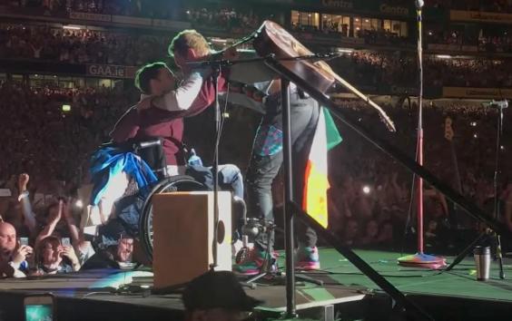 Imaginea articolului VIDEO Moment emoţionant în timpul unui concert Coldplay: Un fan în scaun cu rotile, chemat să cânte pe scenă