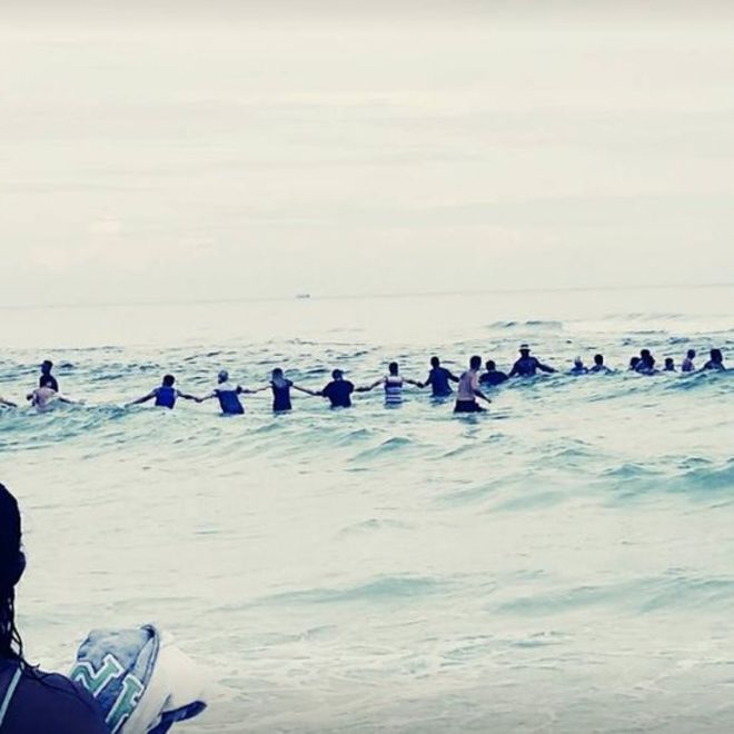 Imaginea articolului Video emoţionant | 80 de persoane au format un lanţ uman pentru a salva o familie din apele Floridei