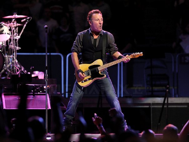 Imaginea articolului De la milioane de fani pe stadioane, la o serie de concerte "discrete". Bruce Springsteen cântă pe Broadway