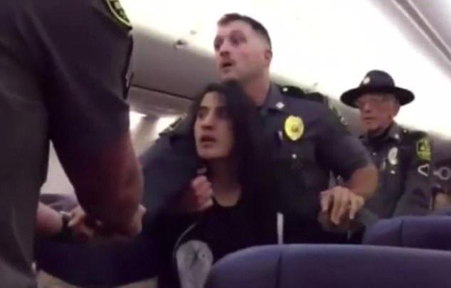 Imaginea articolului Încă un pasager dat jos din avion, în mod BRUTAL: O femeie a fost TÂRÂTĂ în afara aeronavei pentru că suferea de alergie la câini | VIDEO