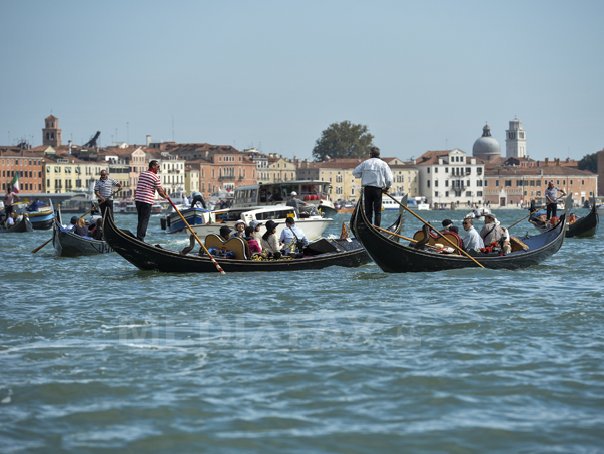 Imaginea articolului PARADOX. Plimbare cu gondola la Veneţia, dar cu ochii doar în smartphone. Imaginile fac înconjurul lumii | VIDEO