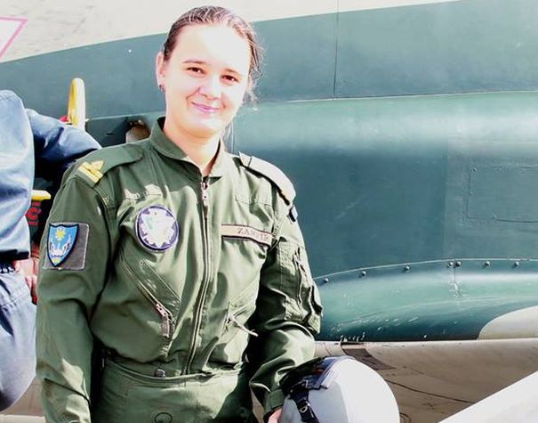 Imaginea articolului Diana Zamfir, prima femeie din Forţele Aeriene care a zburat cu un avion cu reacţie în simplă comandă pe timp de noapte 