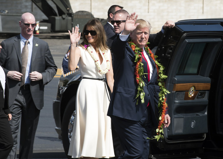 Imaginea articolului FOTO | Donald Trump, întâmpinat cu mesajul ”Bine ai venit în Kenya!” atunci când a ajuns în Hawaii. Motivul pentru cea mai INEDITĂ primire