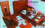 Imaginea articolului SCENĂ grotescă: Un şef din Consiliul Judeţean Dolj, acuzat că i-a împins mâncarea în faţă unei angajate/ Incidentul, filmat de o cameră de supraveghere