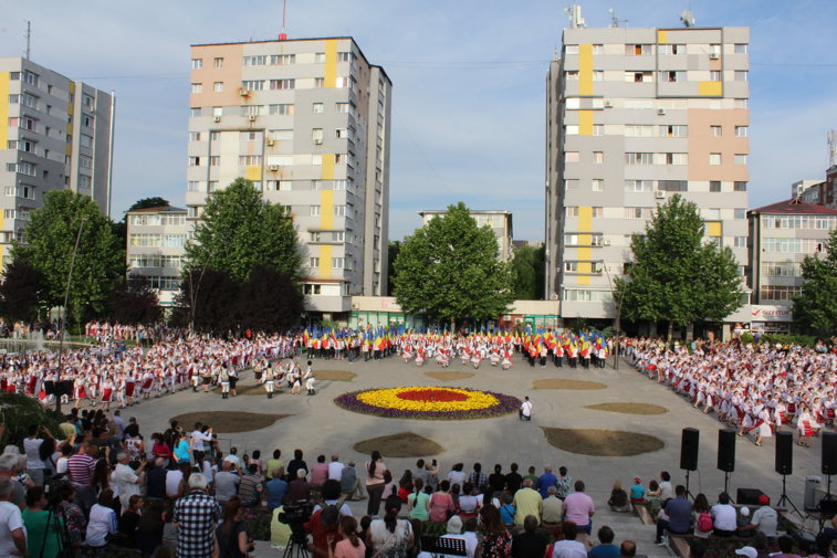 Imaginea articolului Aproape 2.000 de copii din ţara au format cifra 100, la deschiderea Festivalului „Căluşul Românesc” | GALERIE FOTO, VIDEO
