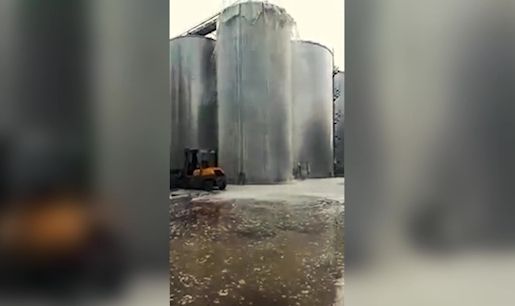 Imaginea articolului IMAGINILE ZILEI: Zeci de mii de litri de proseco s-au pierdut, după explozia unui tanc de fermentaţie