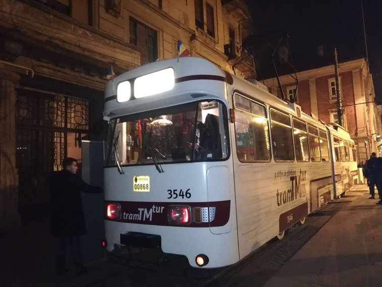 Imaginea articolului INEDIT: 20 de cupluri din Timişoara au luat cina într-un tramvai-restaurant, de Ziua Îndrăgostiţilor | VIDEO 