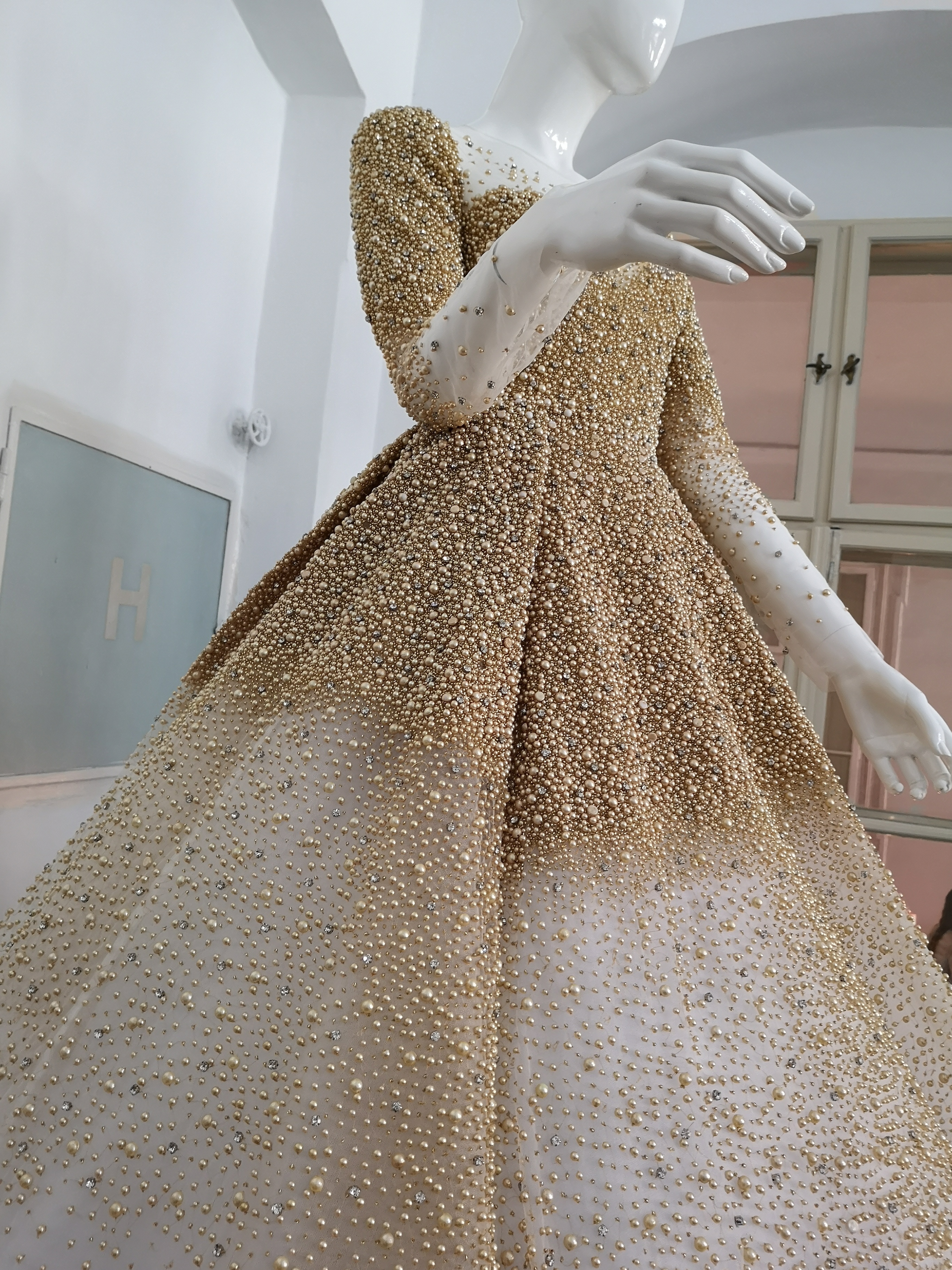 flame Repair possible Inspect Apariţie SPECTACULOASĂ pentru orice mireasă: O rochie unicat, care  cântăreşte 10 kilograme, a fost brodată manual cu mii de perle | FOTO