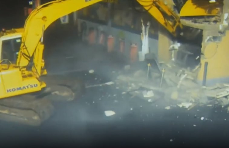 Imaginea articolului IMAGINILE ZILEI: Cum se fură un bancomat în Irlanda de Nord? Cu excavatorul