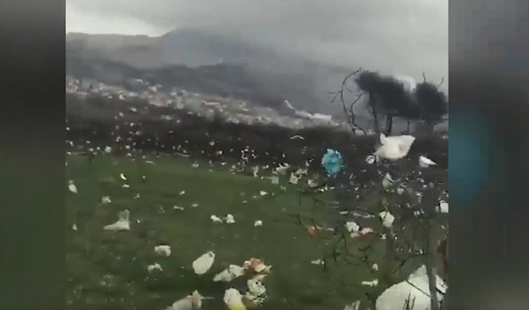 Imaginea articolului IMAGINILE ZILEI: Furtună "de plastic" în Croaţia. Momentul în care natura trage un semnal de alarmă privind poluarea