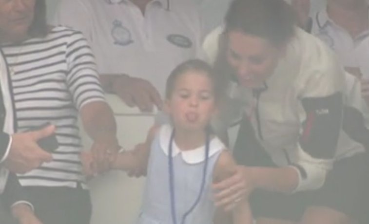 Imaginea articolului Surprize „regale”: Prinţesa Charlotte şi-a scos limba în faţa oamenilor care îi făceau cu mâna, la o competiţie de yachting/ Cum a reacţionat mama sa | VIDEO